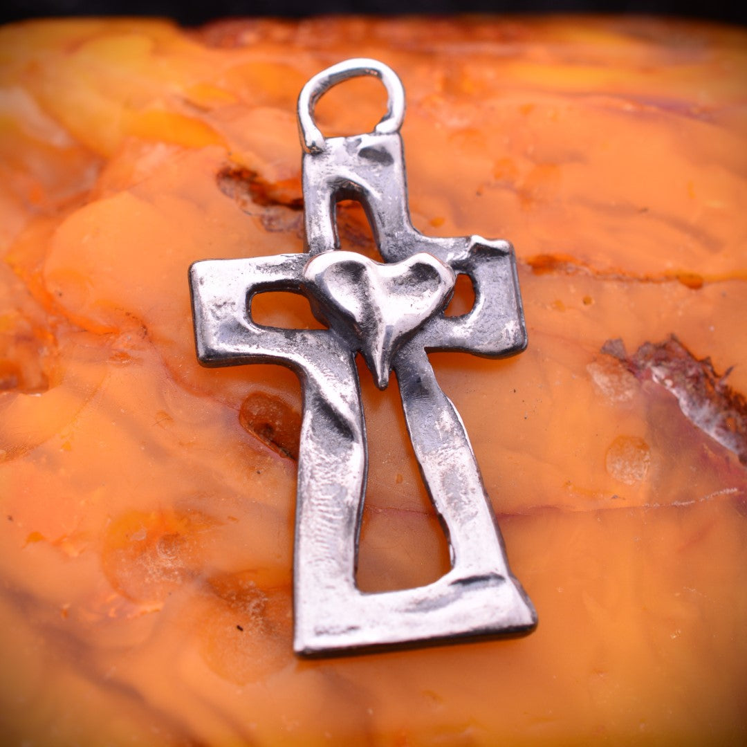 Сребърен кръст 925 с оксидирано покритие и сърце | Скулптурно бижу за вяра и любов | Арт Дива