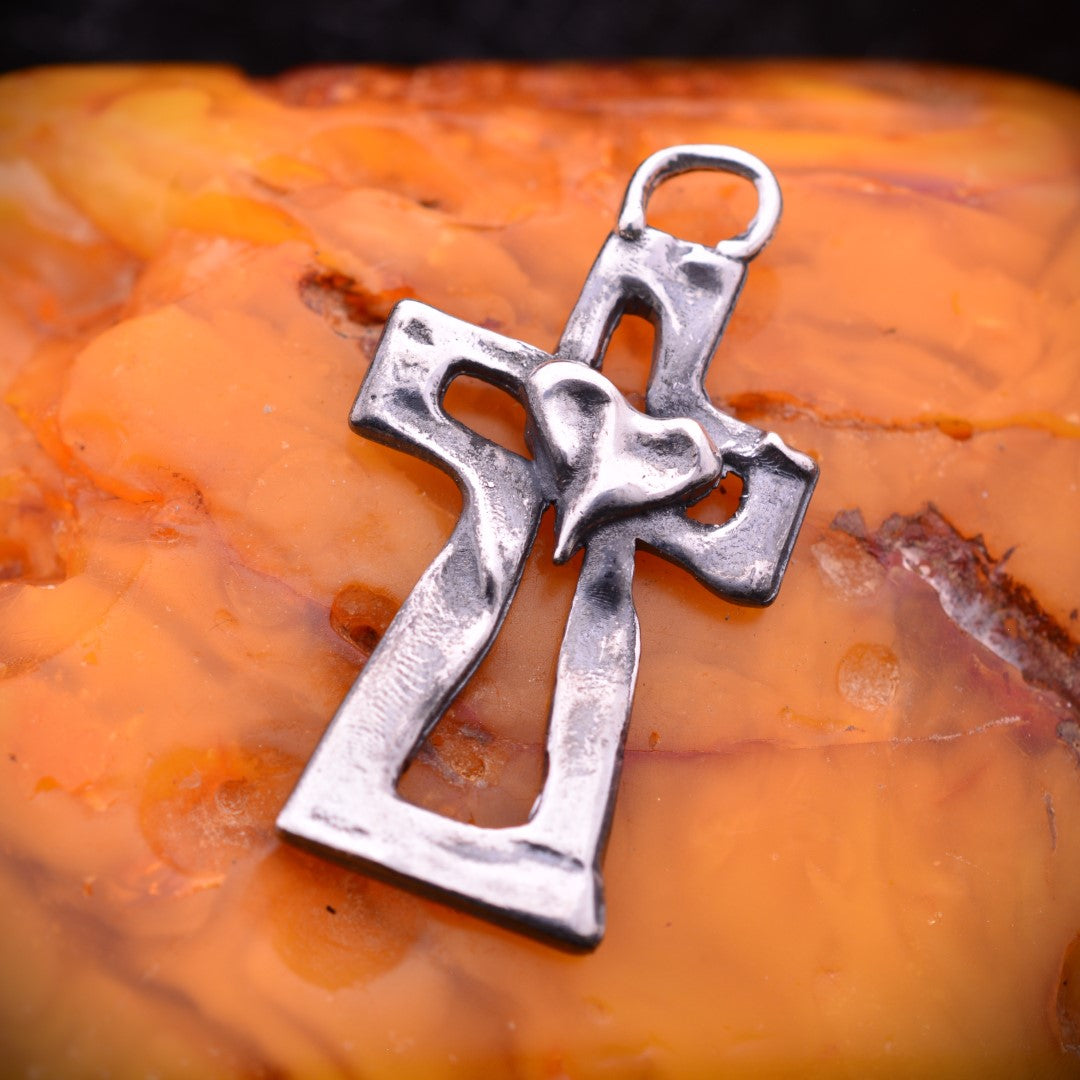 Сребърен кръст 925 с оксидирано покритие и сърце | Скулптурно бижу за вяра и любов | Арт Дива