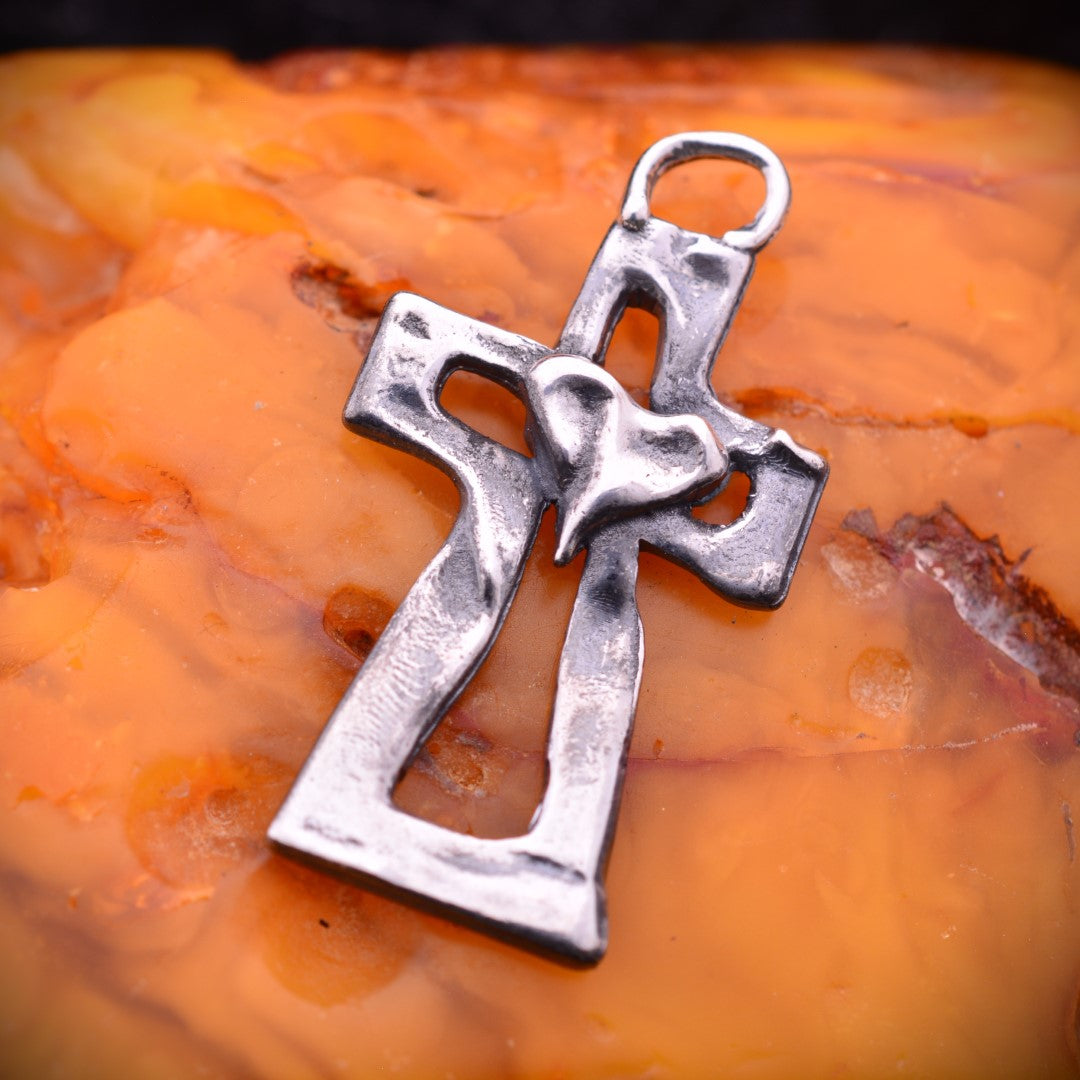Сребърен кръст 925 с оксидирано покритие и сърце | Скулптурно бижу за вяра и любов | Арт Дива