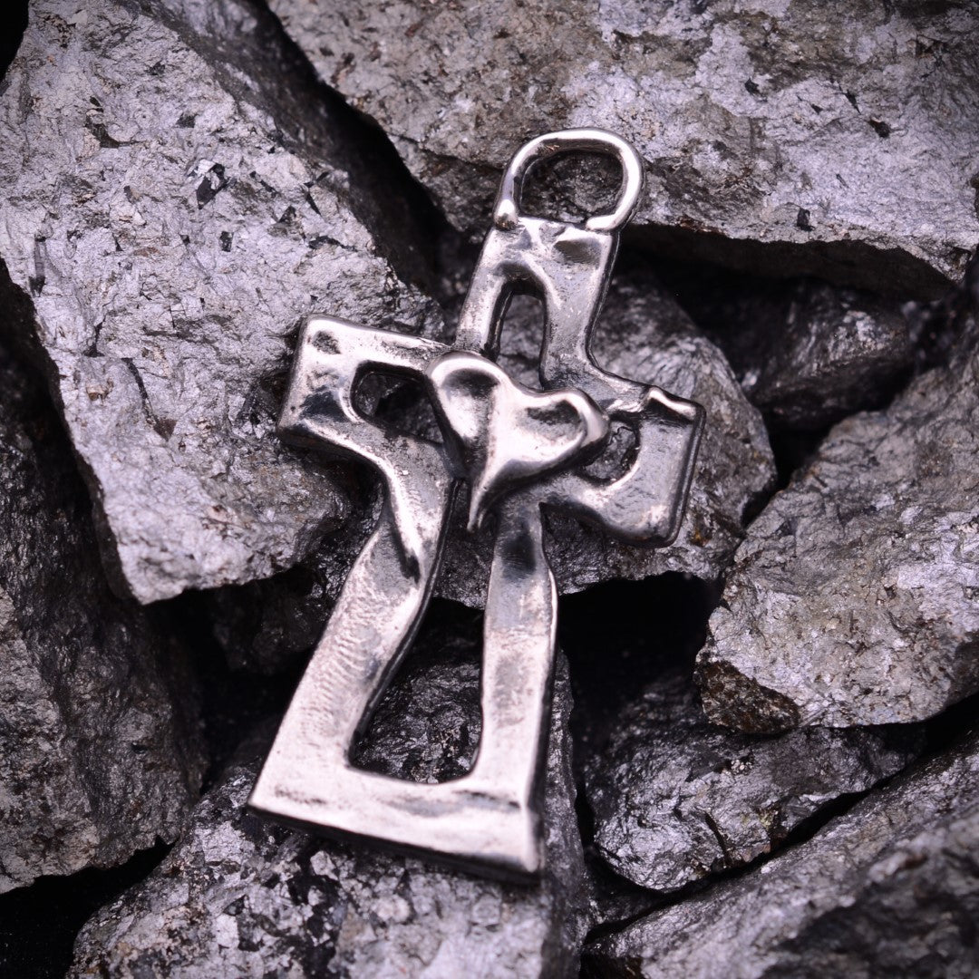 Сребърен кръст 925 с оксидирано покритие и сърце | Скулптурно бижу за вяра и любов | Арт Дива