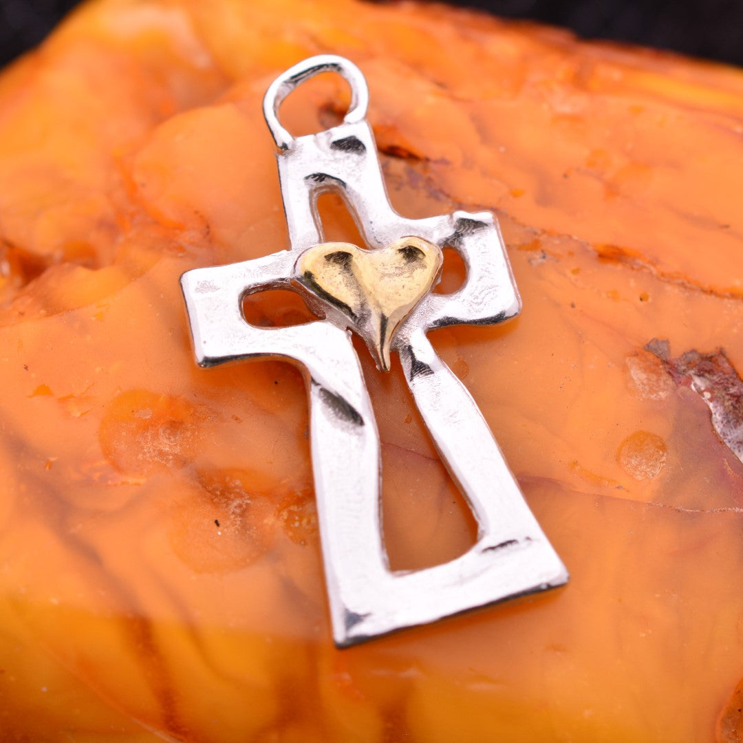 Сребърен кръст 925 със златни акценти и сърце | Скулптурно бижу за вяра и любов | Арт Дива