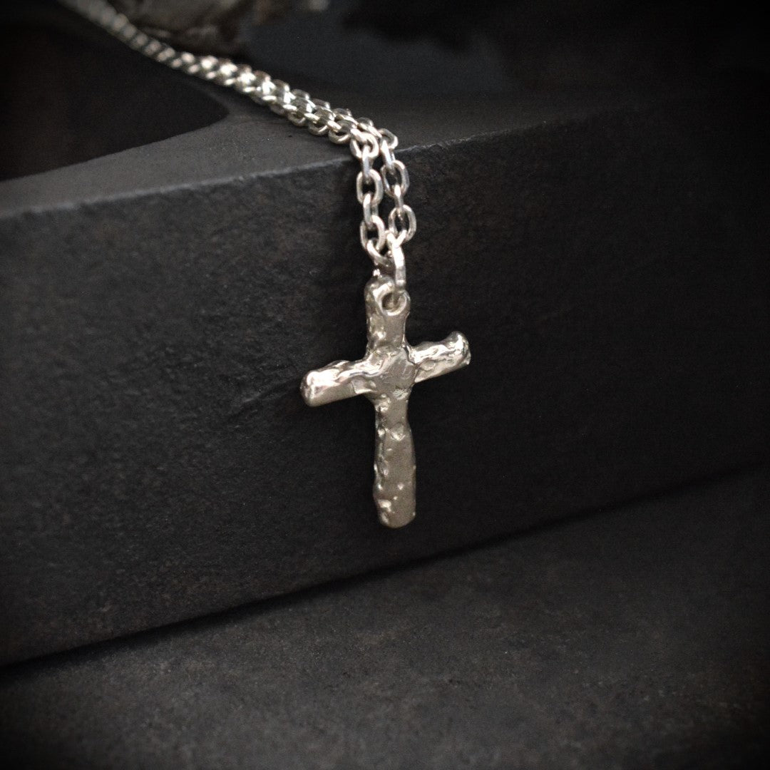 Сребърен кръст висулка 925 | Ръчно изработен мъжки медальон | Талисман за вяра и духовна сила | Арт Дива