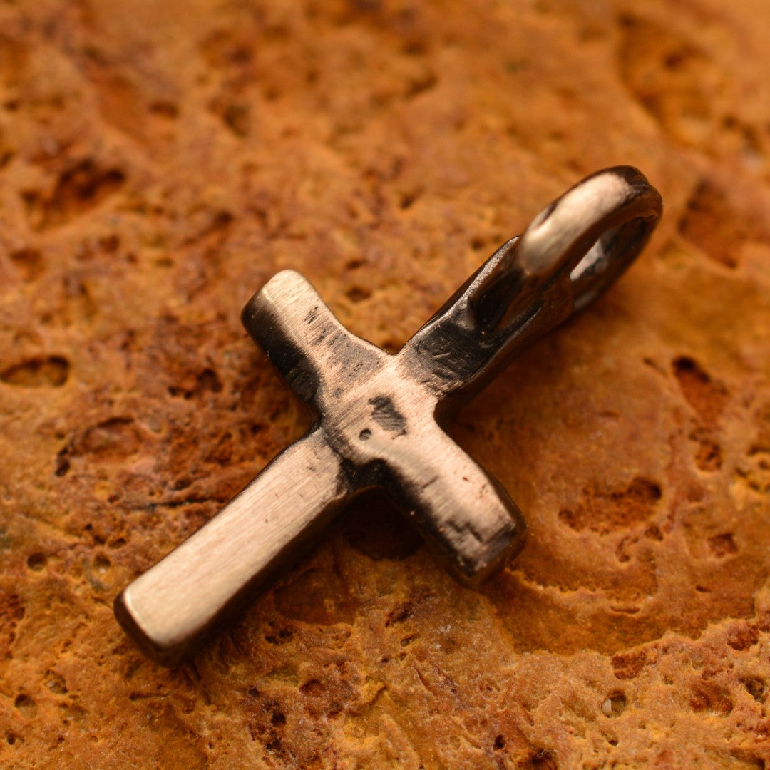 Сребърен медальон 925 „Малък кръст“ – ръчно изработено бижу в бохо-рустик стил | Арт Дива