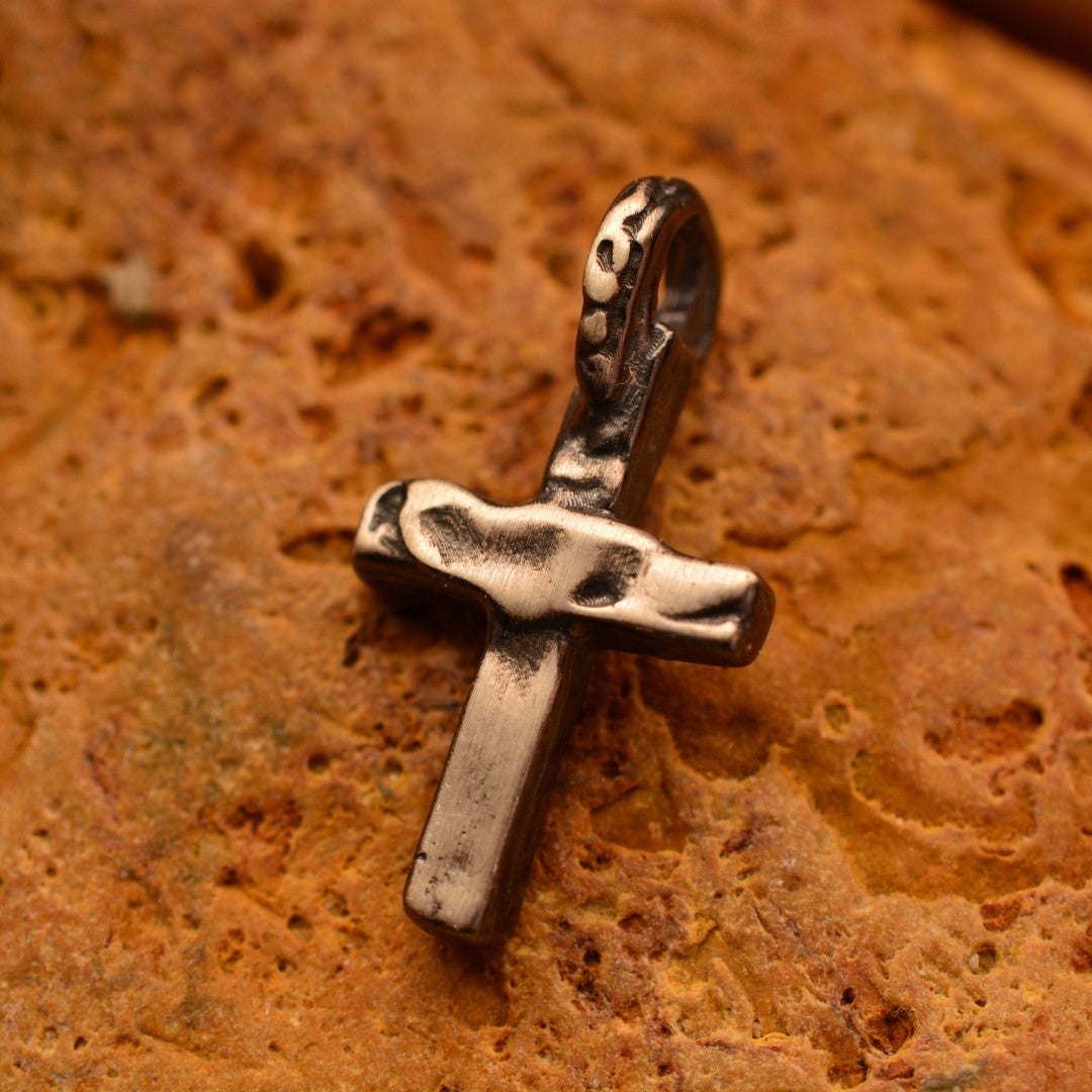 Сребърен медальон 925 „Малък кръст“ – ръчно изработено бохо-рустик бижу от Арт Дива.