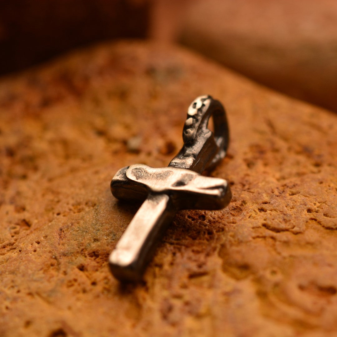 Сребърен медальон 925 „Малък кръст“ – ръчно изработено бижу в бохо-рустик стил | Арт Дива