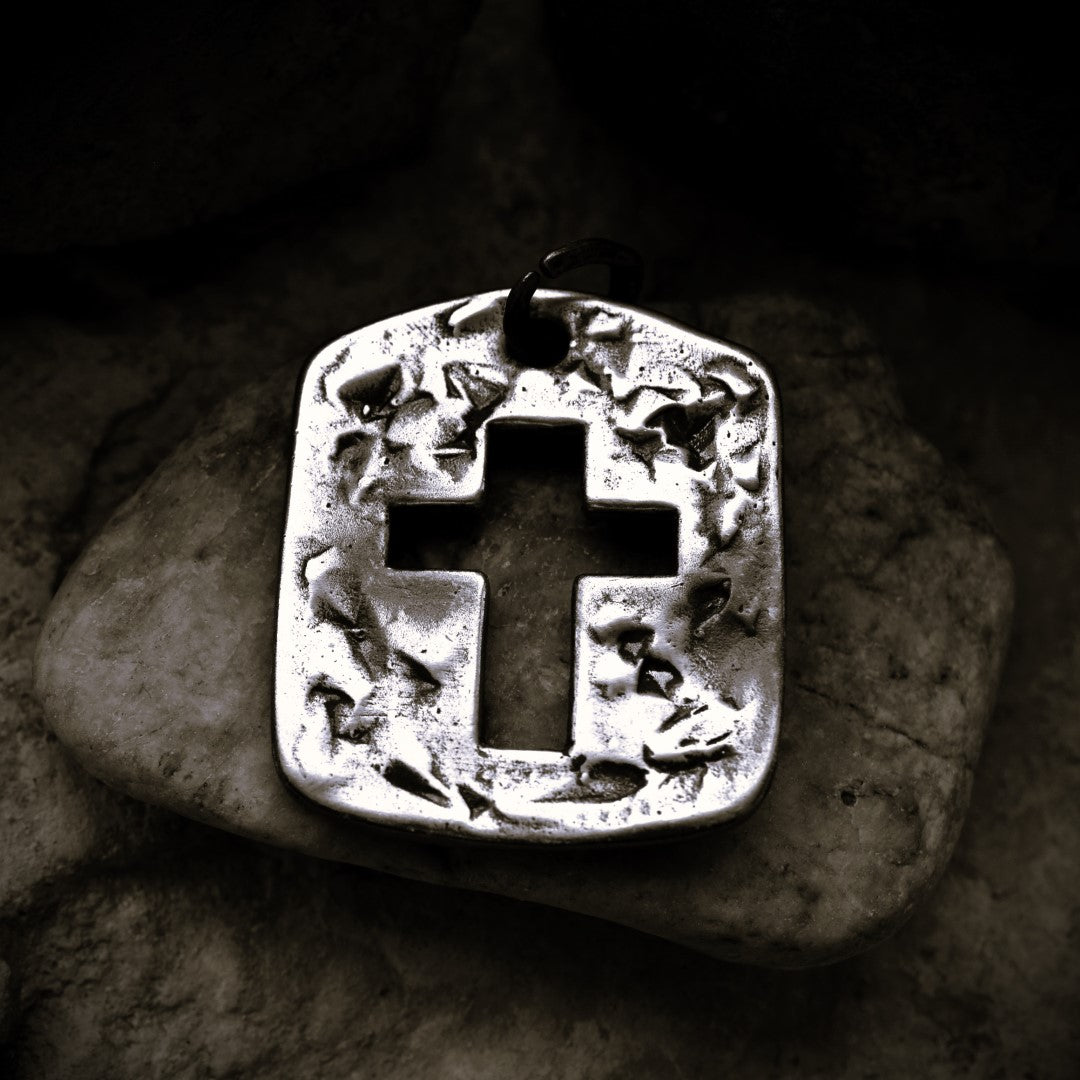 Сребърен медальон 925 – голям масивен мъжки кръст с текстурирана повърхност | Арт Дива