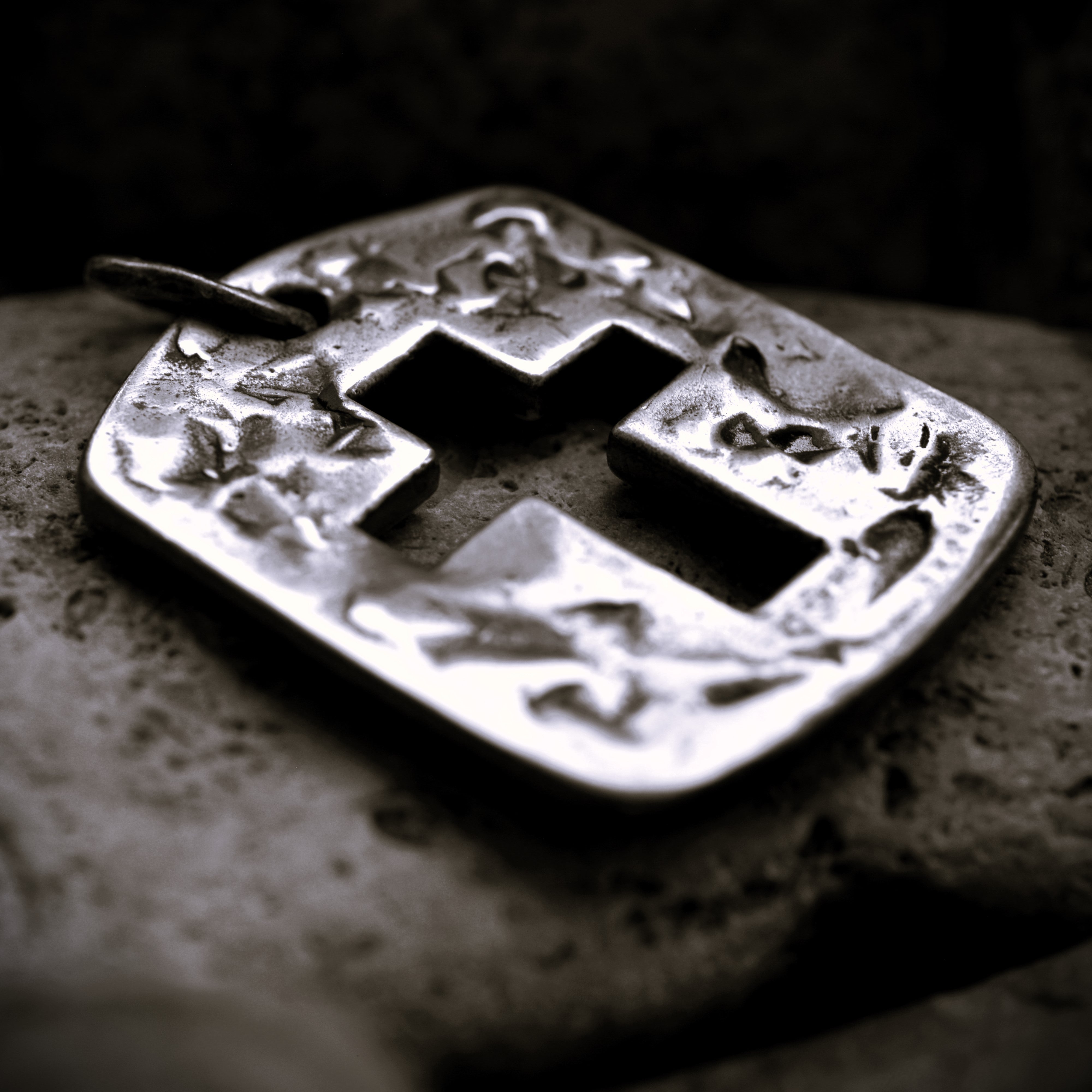 Сребърен медальон 925 – голям масивен мъжки кръст с текстурирана повърхност | Арт Дива