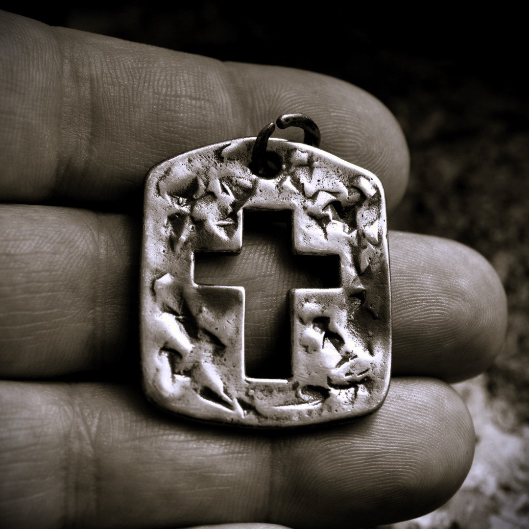 Сребърен медальон 925 – голям масивен мъжки кръст с текстурирана повърхност | Арт Дива
