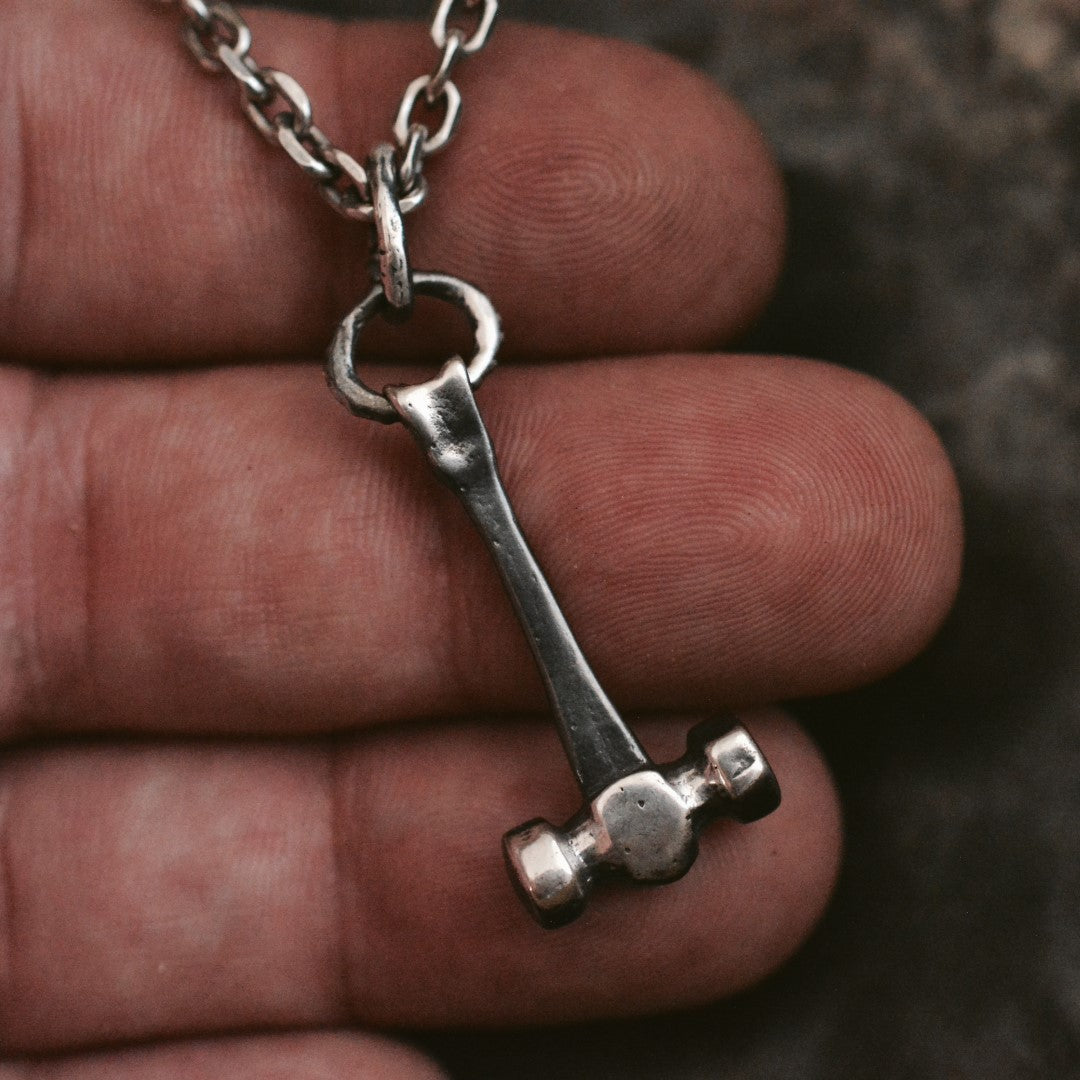 Мъжки медальон, сребро 925 – „Чукът на Тор“ | Бохо – Рюстик – Скулптурни бижута | Ръчна изработка | Арт дива