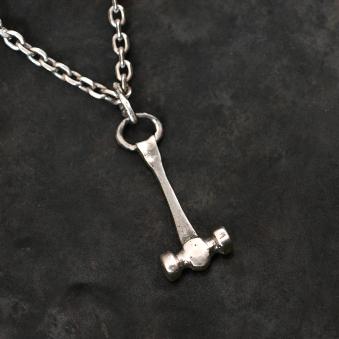 Мъжки медальон, сребро 925 – „Чукът на Тор“ | Бохо – Рюстик – Скулптурни бижута | Ръчна изработка | Арт дива