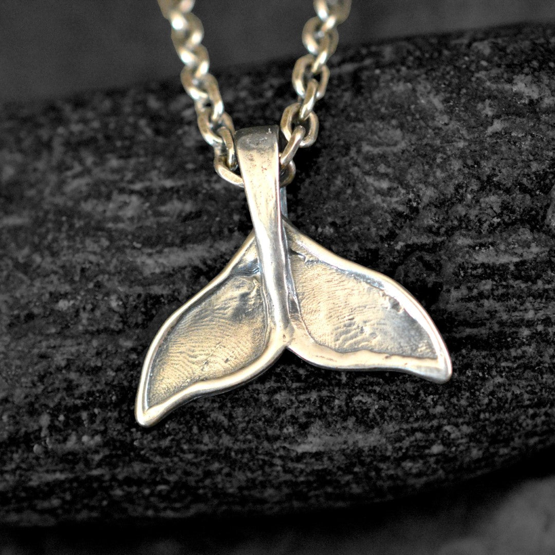 Мъжки медальон, сребро 925 – „Опашка на кит“ | Бохо – Рюстик – Скулптурни бижута | Ръчна изработка | Арт дива