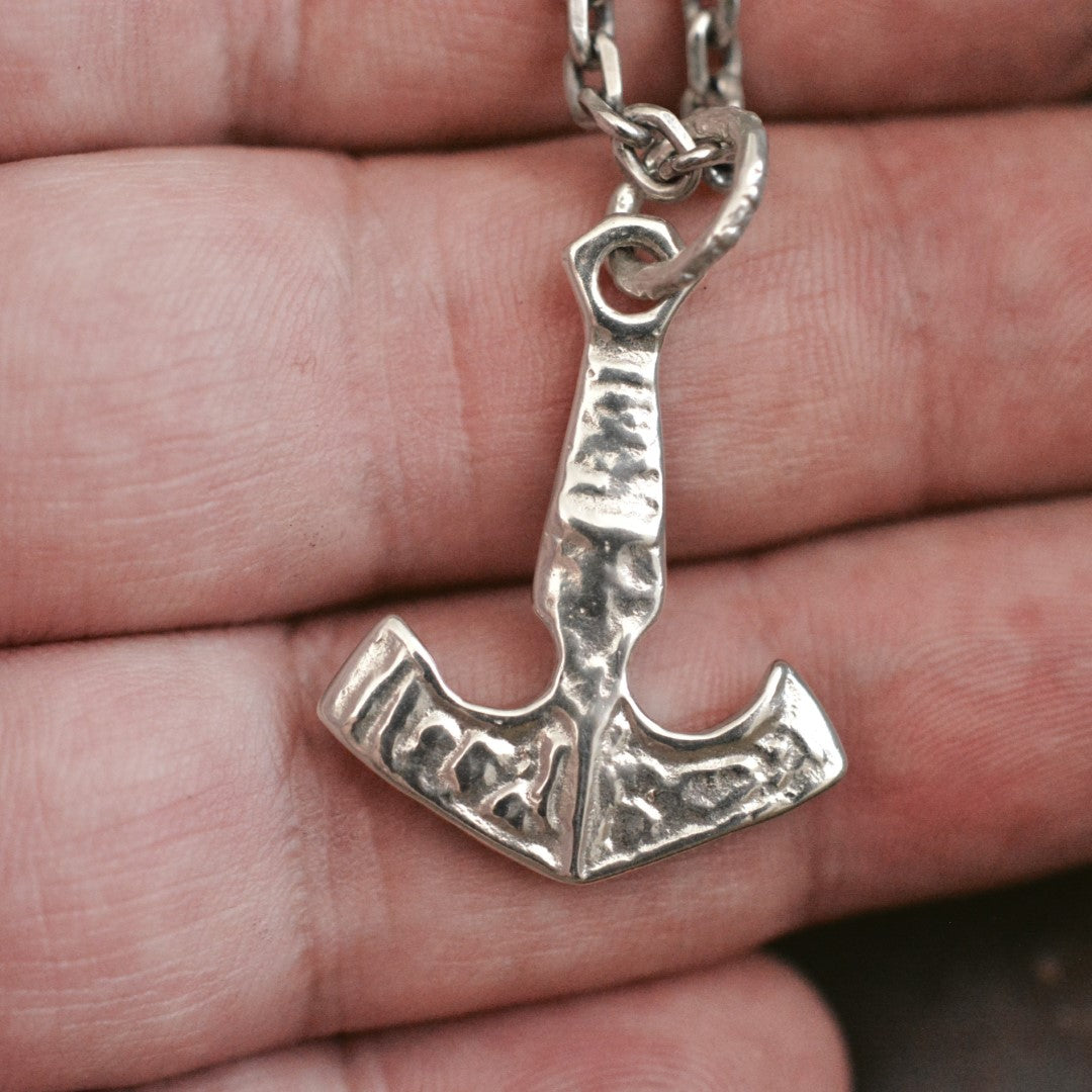 Сребърен медальон 925 “Викингска котва” | Символ на Вяра, Надежда и Любов | Ръчно изработено мъжко бижу от ArtDiva | Бохо – Рустик – Скулптурно
