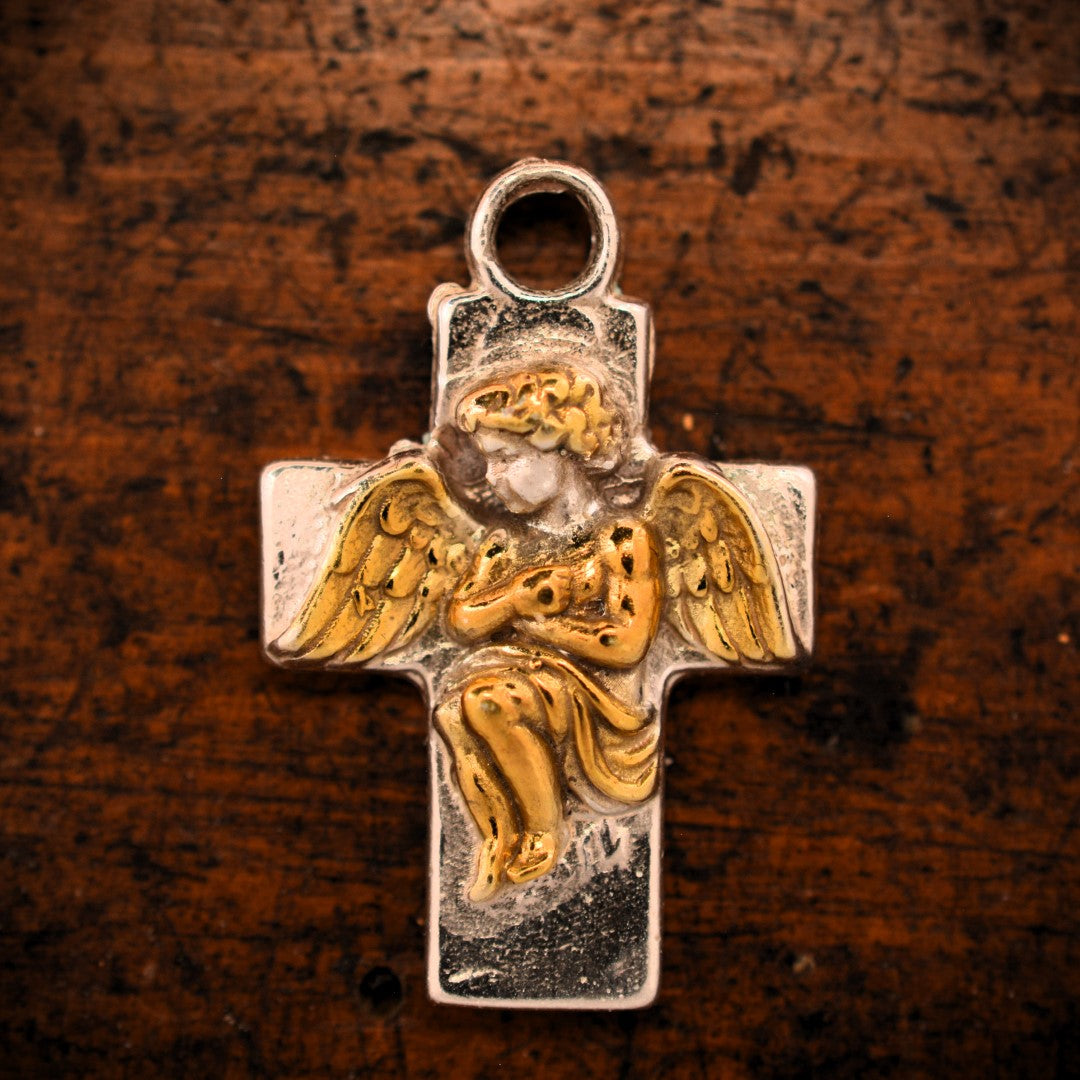 Сребърен медальон 925 „Ангелска прегръдка“ – дамско бохо-рустик скулптурно бижу с ангел и златни акценти, ръчна изработка от ArtDiva.