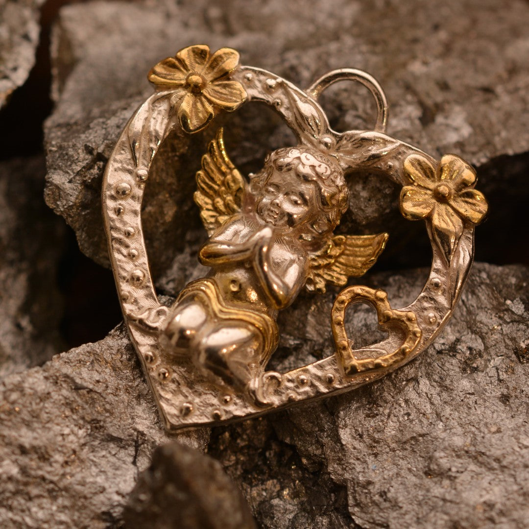 Сребърен медальон 925 „Ангел в сърце“ | Талисман за любов и закрила | Бохо рустик скулптурно бижу с позлатени акценти | ArtDiva