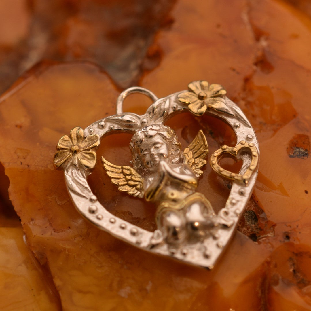 Сребърен медальон 925 „Ангел в сърце“ | Талисман за любов и закрила | Бохо рустик скулптурно бижу с позлатени акценти | ArtDiva