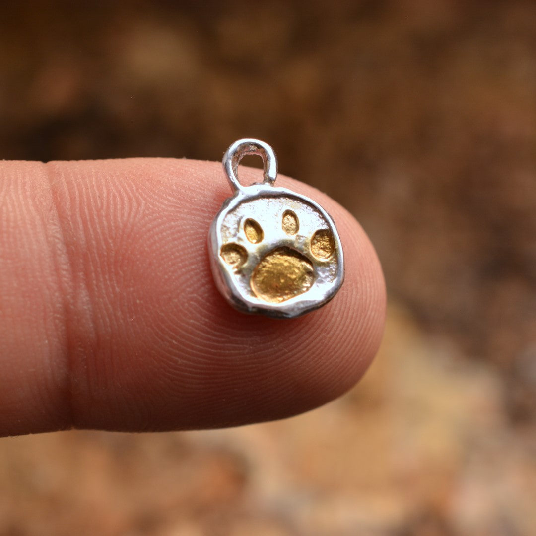Сребърен медальон лапичка 925 с позлатени акценти – бохо талисман за обич към животните | Арт Дива