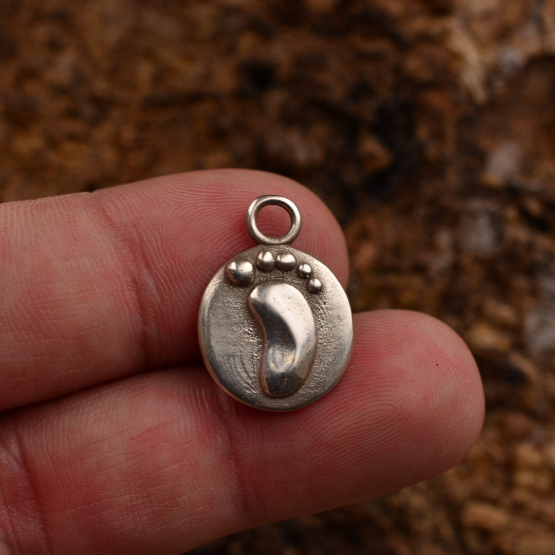 Сребърен медальон 925 „Амулет за нов живот“ | Бебешко краче – символ на чистота и семейна любов | Art Diva – Бохо Рустик Скулптурно бижу