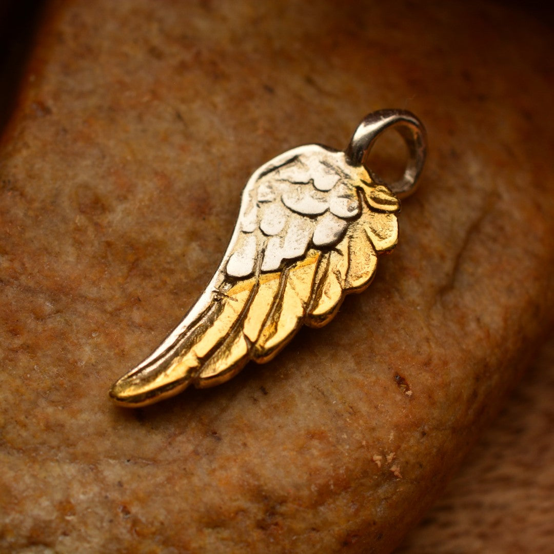 Ръчно изработен сребърен медальон 925 „Ангелско крило“ със златни акценти | Талисман за закрила и сила | Амулет на светлината | Бохо – Рустик – Скулптурни бижута | Арт Дива