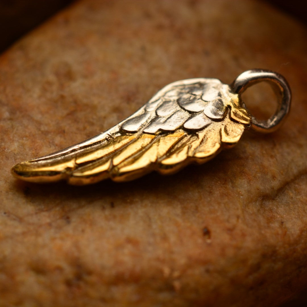 Ръчно изработен сребърен медальон 925 „Ангелско крило“ със златни акценти | Талисман за закрила и сила | Амулет на светлината | Бохо – Рустик – Скулптурни бижута | Арт Дива