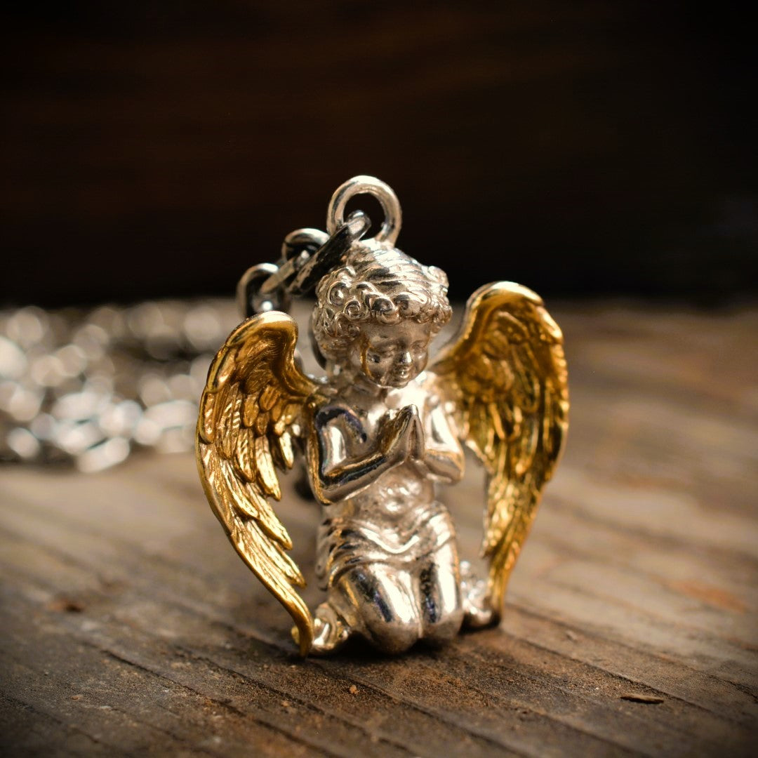 Сребърен медальон 925 „Ангел в молитва“ със златни крила – символ на вярата, светлината и закрилата; ръчно изработено бохо-рустик бижу от Арт Дива.
