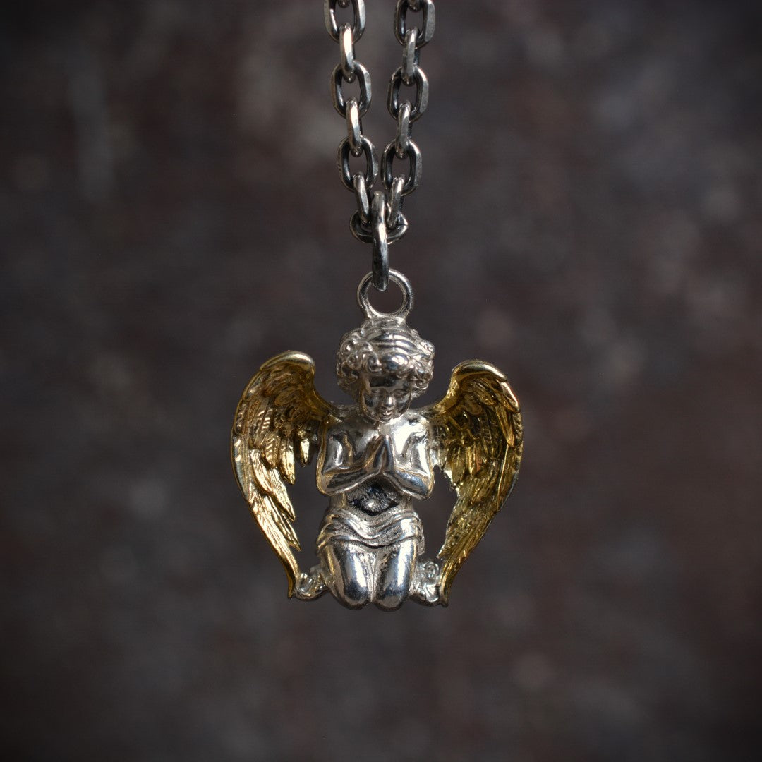 Сребърен медальон 925 „Ангел в молитва“ – ръчно изработено бижу със златни крила | Арт Дива