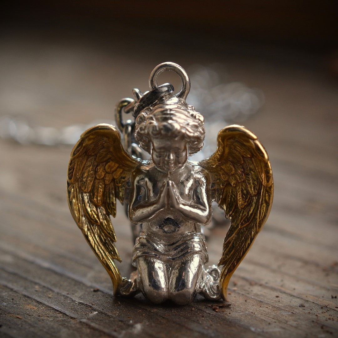 Сребърен медальон 925 „Ангел в молитва“ – ръчно изработено бижу със златни крила | Арт Дива