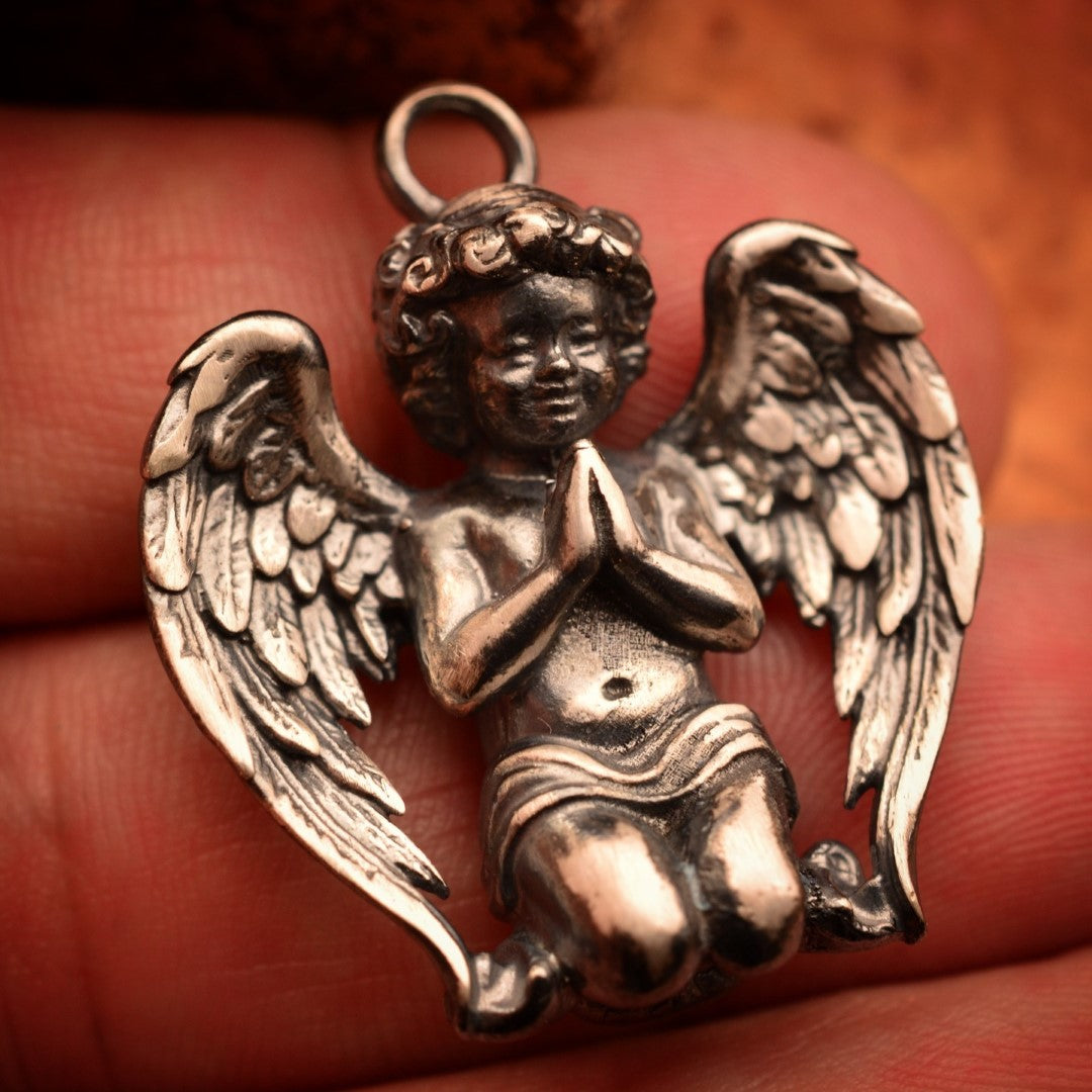 Сребърен медальон 925 „Ангел в молитва“ – оксидирано покритие | Талисман на вярата и светлината | Амулет на закрилата и духовния мир | Бохо – Рустик – Скулптурни бижута | Арт Дива