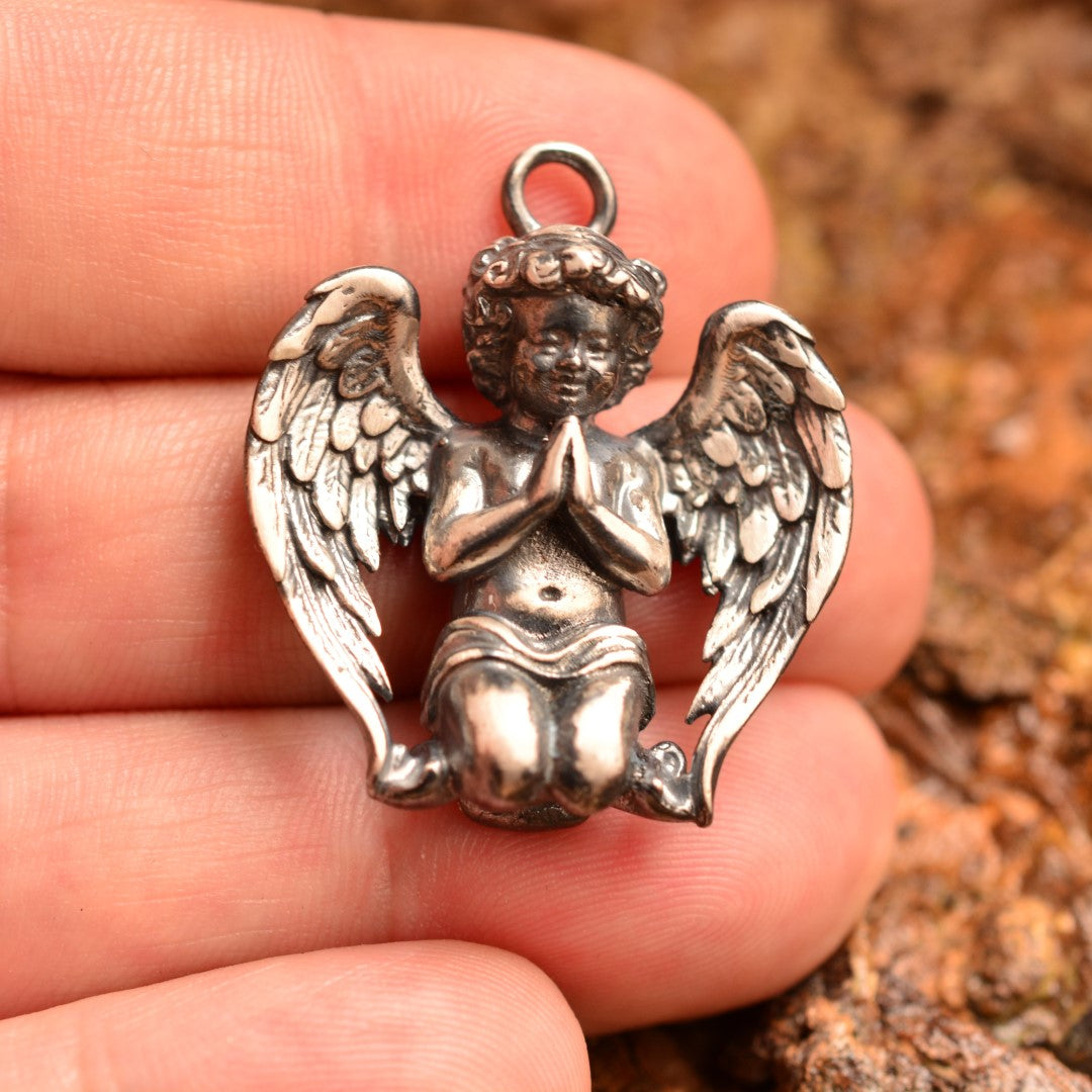 Сребърен медальон 925 „Ангел в молитва“ – оксидирано покритие | Талисман на вярата и светлината | Амулет на закрилата и духовния мир | Бохо – Рустик – Скулптурни бижута | Арт Дива