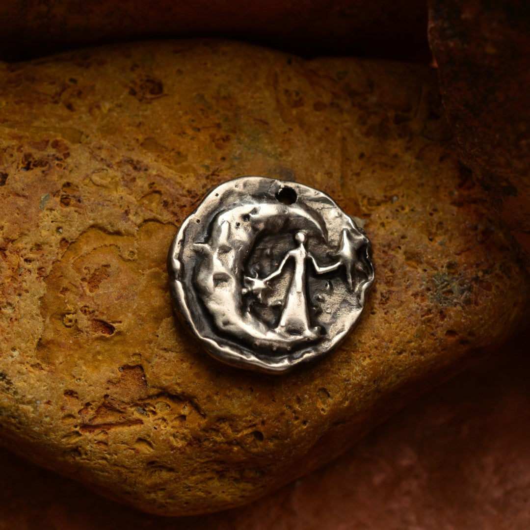 Ръчно изработен сребърен медальон 925 „Ангелът поставя звезда на небето“ във винтидж стил | Талисман за вечна памет и духовна връзка | Амулет на любовта към изгубен близък | Арт Дива