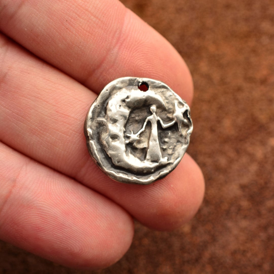 Ръчно изработен сребърен медальон 925 „Ангелът поставя звезда на небето“ във винтидж стил | Талисман за вечна памет и духовна връзка | Амулет на любовта към изгубен близък | Арт Дива