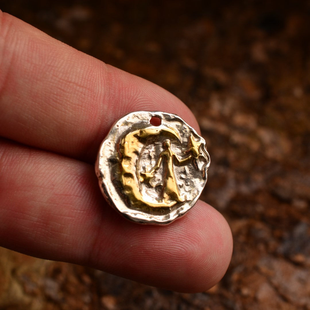 Ръчно изработен сребърен медальон 925 „Ангелът поставя звезда на небето“ със златни акценти | Талисман за вечна памет и духовна връзка | Амулет на любовта към изгубен близък | Бохо – Рустик – Скулптурни бижута | Арт Дива