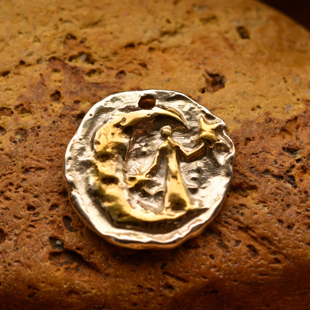 Сребърен медальон 925 „Ангелът поставя звезда на небето“ със златни акценти – ръчно изработен талисман за вечна памет и духовна връзка, скулптурно бижу от Арт Дива, заснето върху каменен фон.