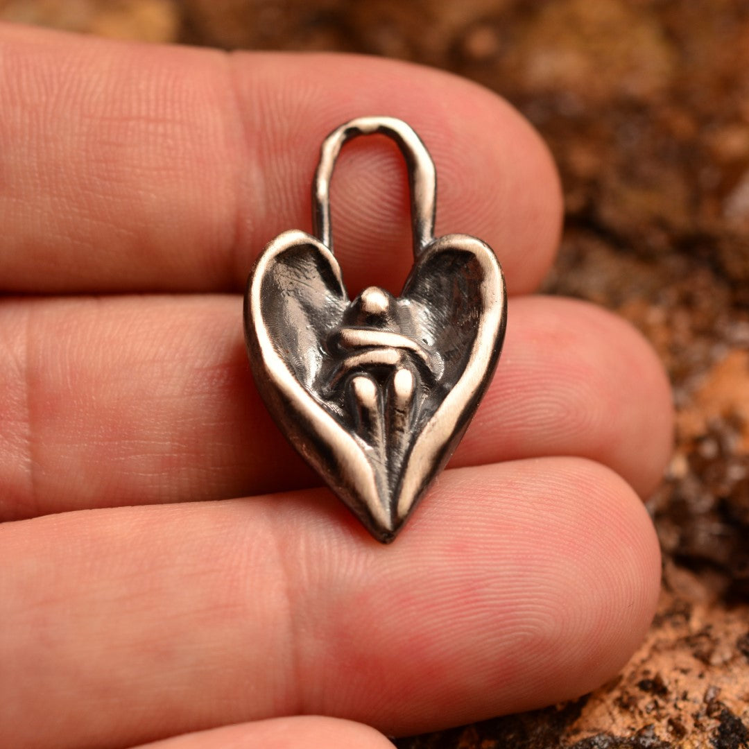 Сребърен медальон 925 „Ангелска прегръдка“ – талисман на утехата и закрилата | Оксидирано бохо – рустик скулптурно бижу | Арт Дива (Копие)