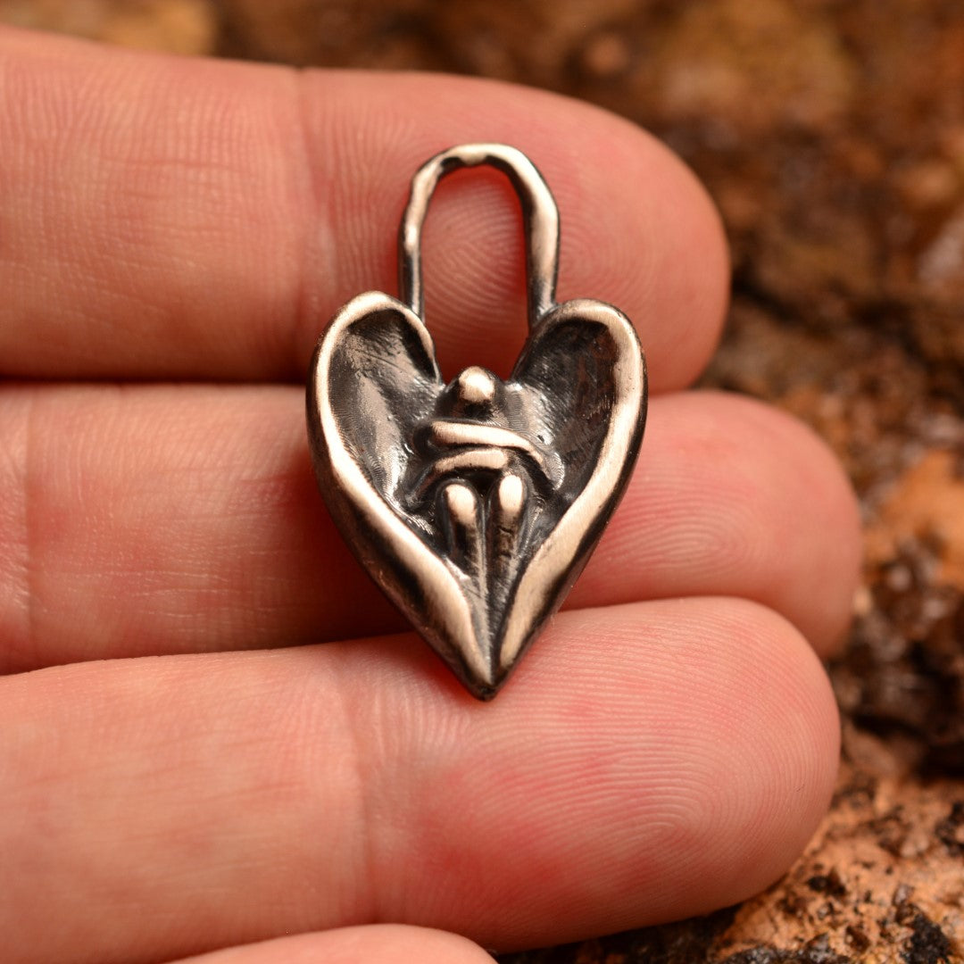 Сребърен медальон 925 „Ангелска прегръдка“ – талисман на утехата и закрилата | Оксидирано бохо – рустик скулптурно бижу | Арт Дива (Копие)