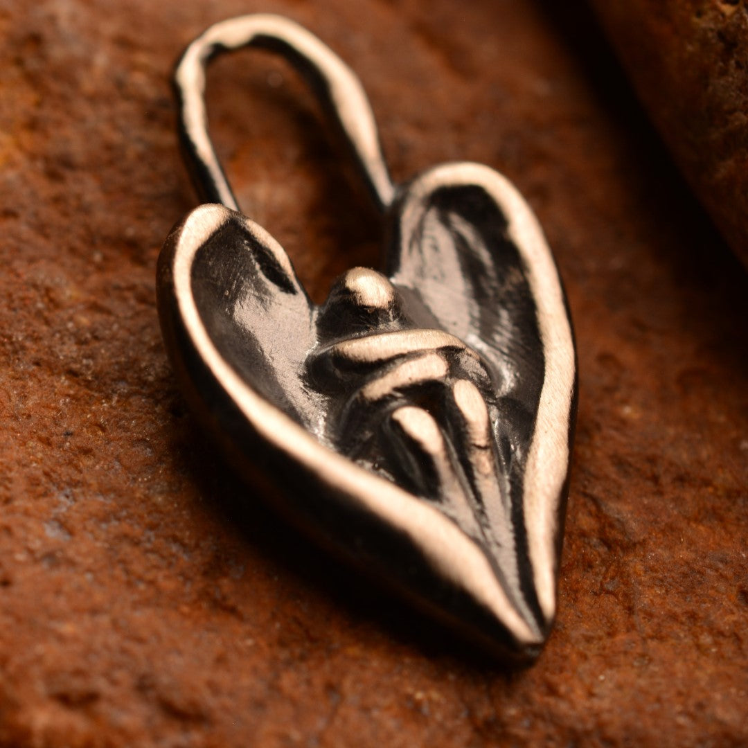 Сребърен медальон 925 „Ангелска прегръдка“ – талисман на утехата и закрилата | Оксидирано бохо – рустик скулптурно бижу | Арт Дива (Копие)