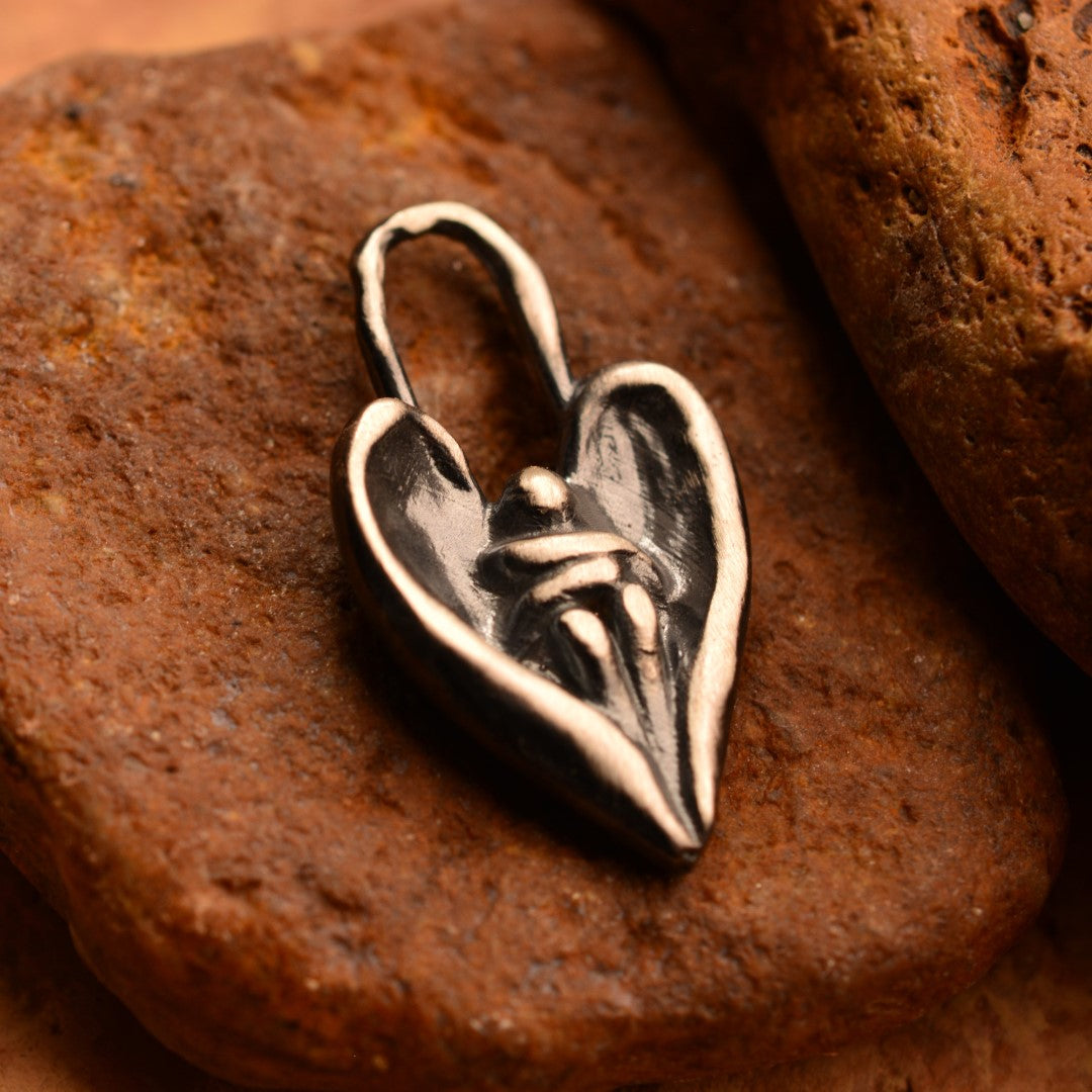 Сребърен медальон 925 „Ангелска прегръдка“ – талисман на утехата и закрилата | Оксидирано бохо – рустик скулптурно бижу | Арт Дива (Копие)