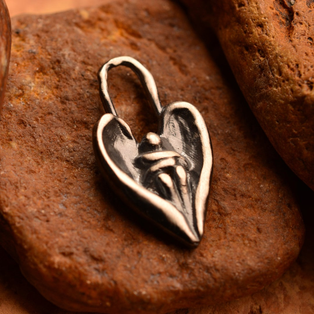 Сребърен медальон 925 „Ангелска прегръдка“ – талисман на утехата и закрилата | Оксидирано бохо – рустик скулптурно бижу | Арт Дива (Копие)