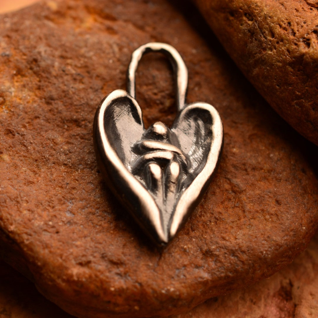 Сребърен медальон 925 „Ангелска прегръдка“ – талисман на утехата и закрилата | Оксидирано бохо – рустик скулптурно бижу | Арт Дива (Копие)