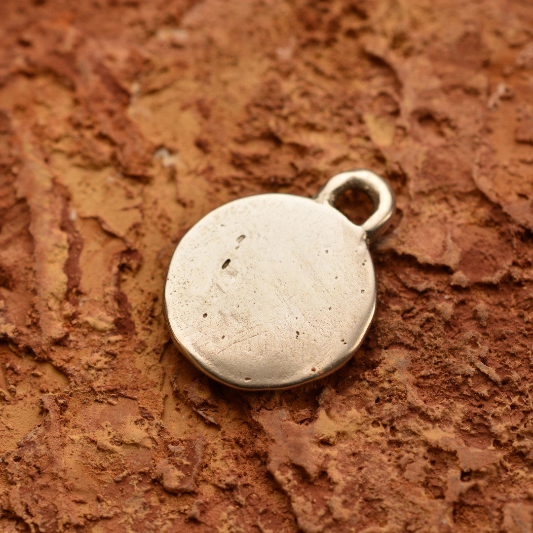 Сребърен медальон 925 „Бебешко краче“ – талисман за ново начало и семейна обич | Art Diva – ръчно изработено бохо рустик скулптурно бижу