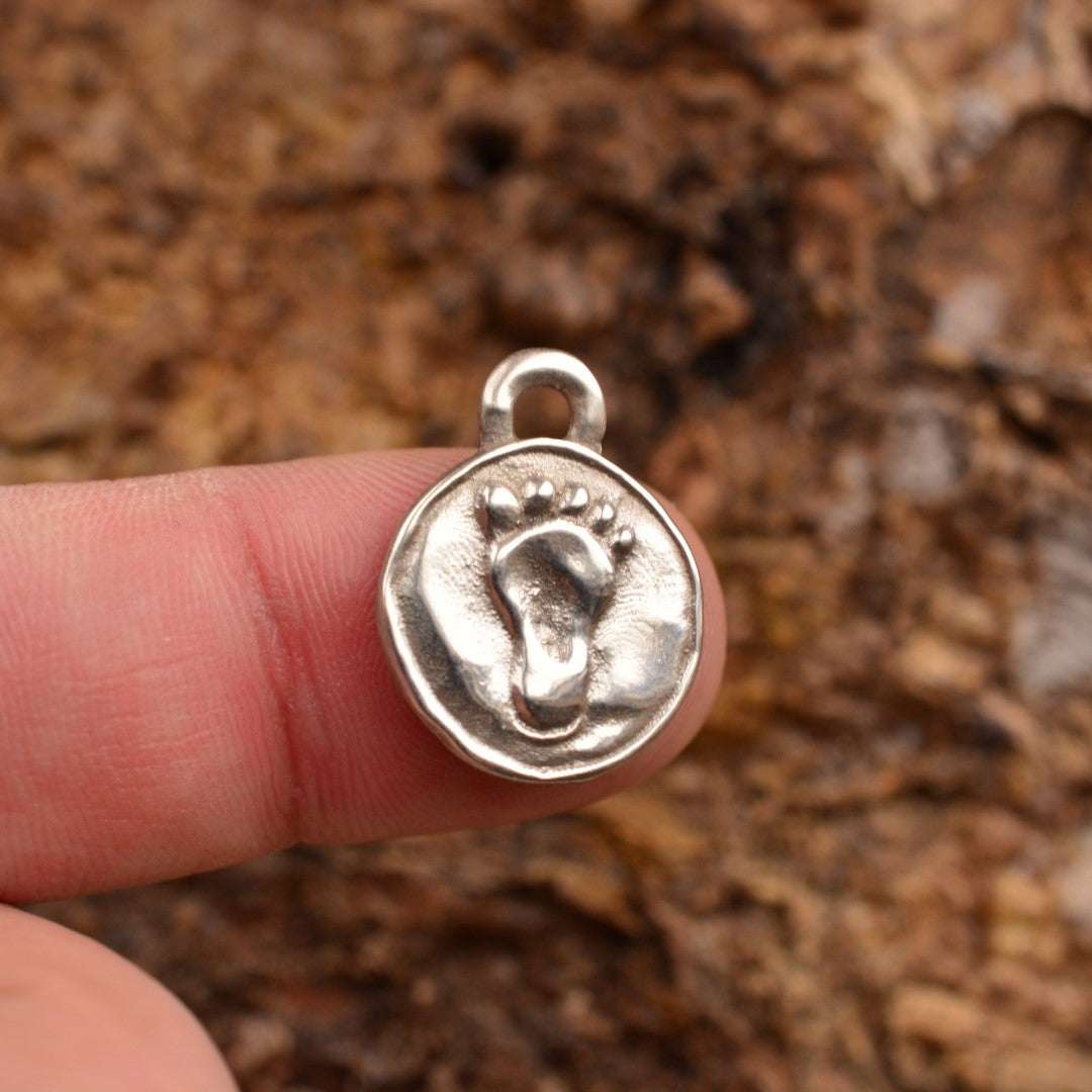 Сребърен медальон 925 „Бебешко краче“ – талисман за ново начало и семейна обич | Art Diva – ръчно изработено бохо рустик скулптурно бижу