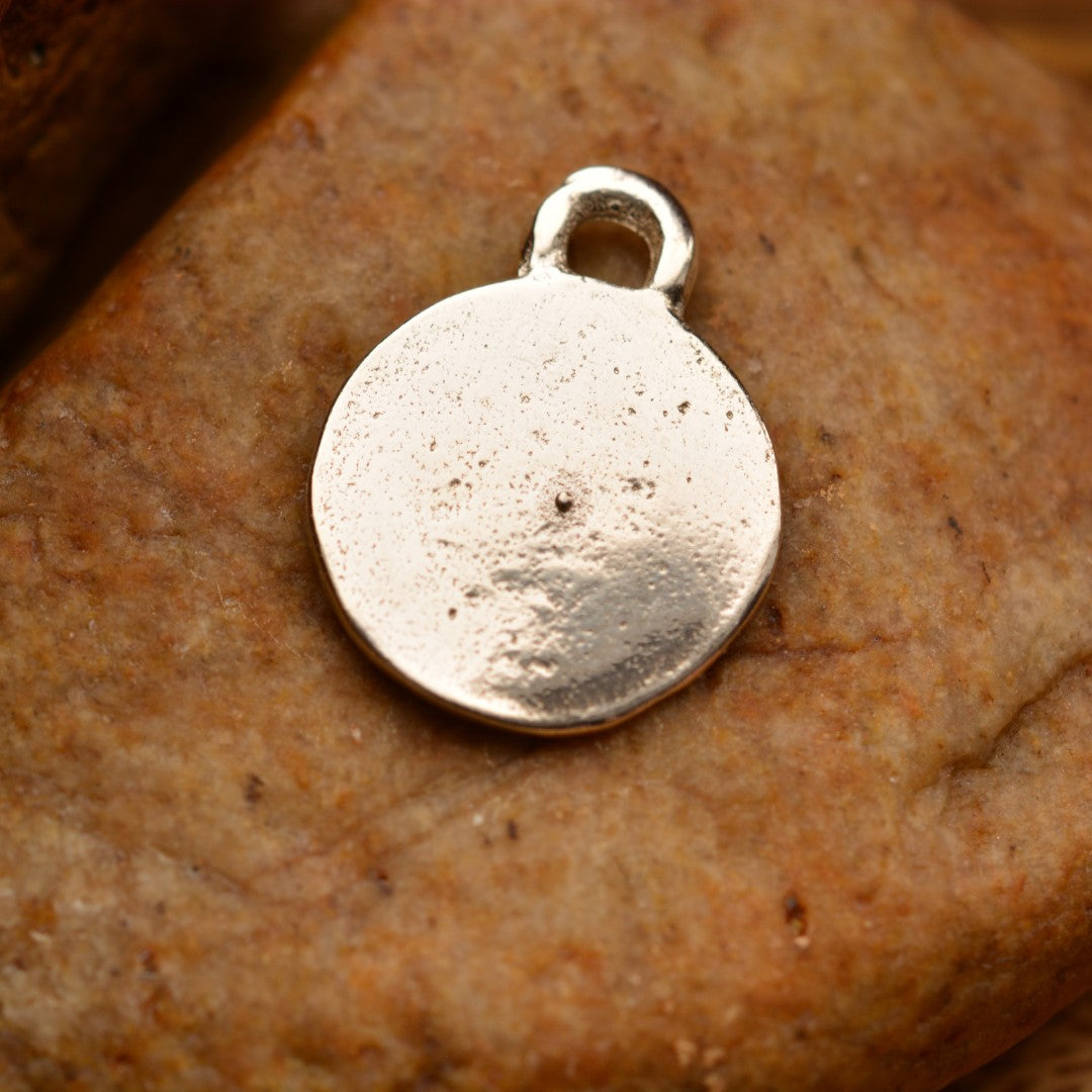 „Бебешко краче“ – сребърен медальон 925 със златни акценти | Талисман на новия живот и чистата обич | Амулет на майчината любов и връзката между дете и родител | Бохо – Рустик – Скулптурни бижута | Арт Дива