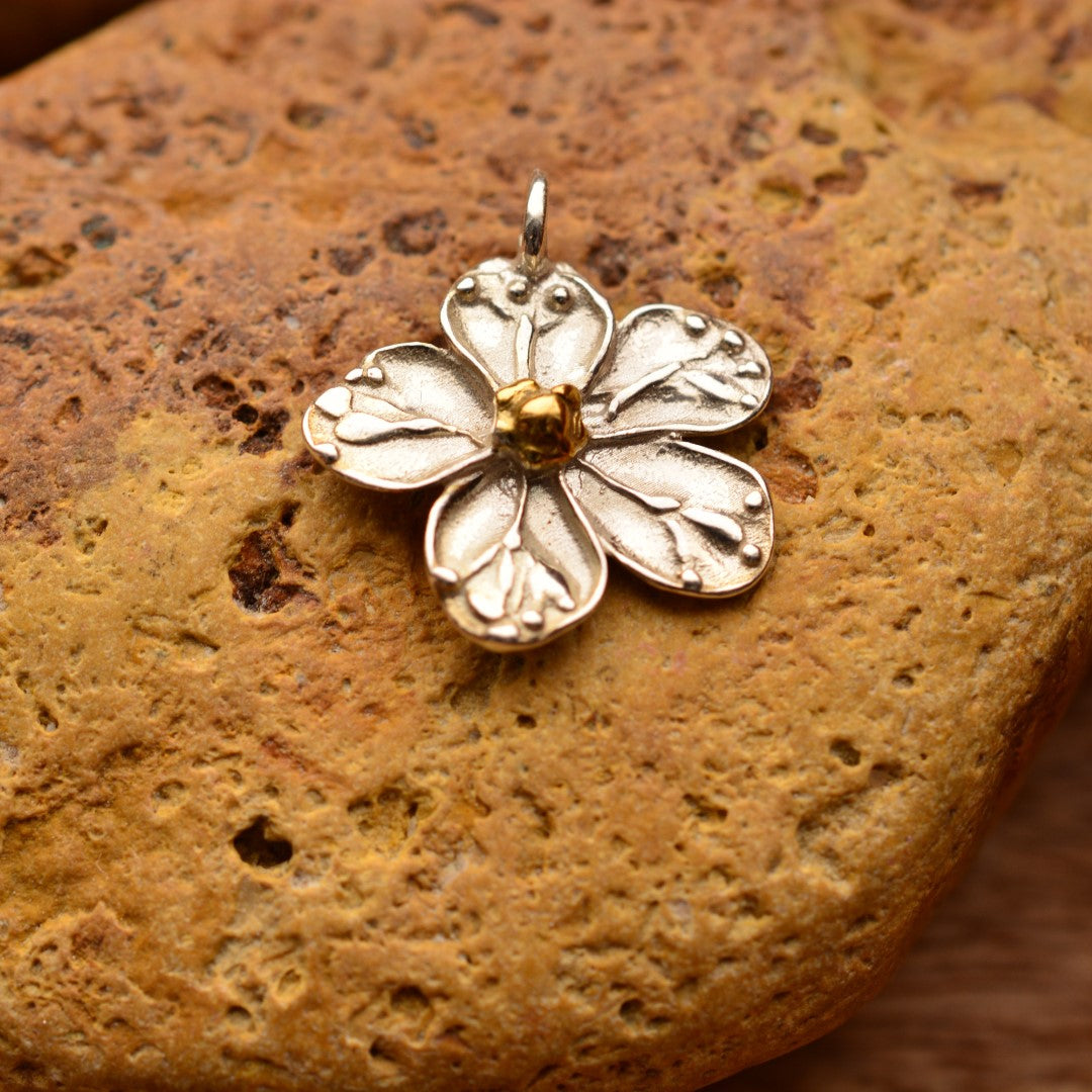 Ръчно изработен сребърен медальон 925 „Черешов цвят“ със златни акценти | Символ на пролетта, чистотата и новото начало | Арт Дива