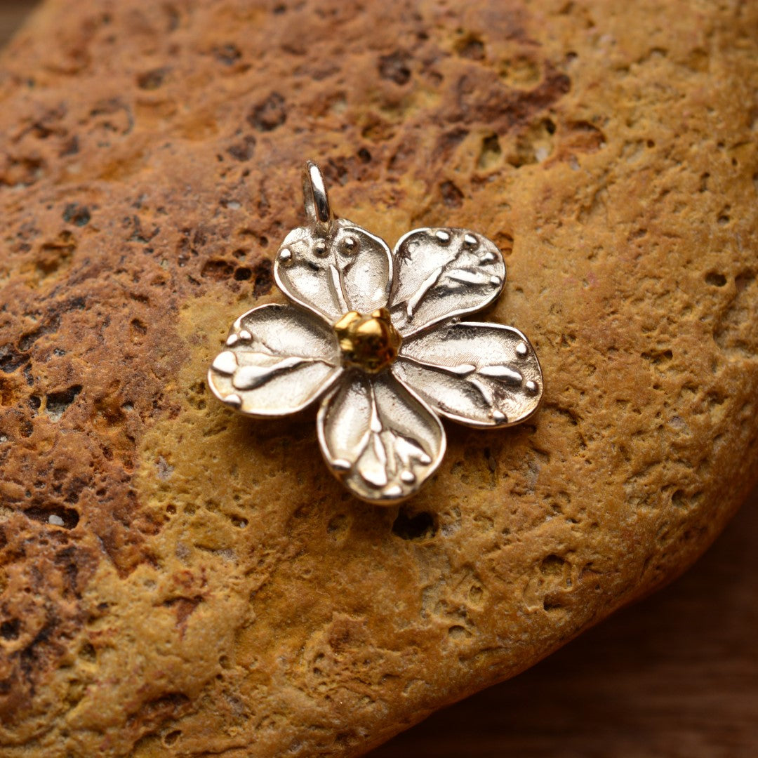 Ръчно изработен сребърен медальон 925 „Черешов цвят“ със златни акценти | Символ на пролетта, чистотата и новото начало | Арт Дива