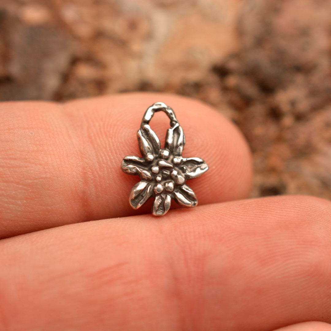 Сребърно бижу 925 – медальон цвете Еделвайс, талисман за чиста любов и вярност, скулптурни бижута, бохо стил, ръчна изработка, подходящ подарък за майка, дъщеря или приятелка Арт Дива