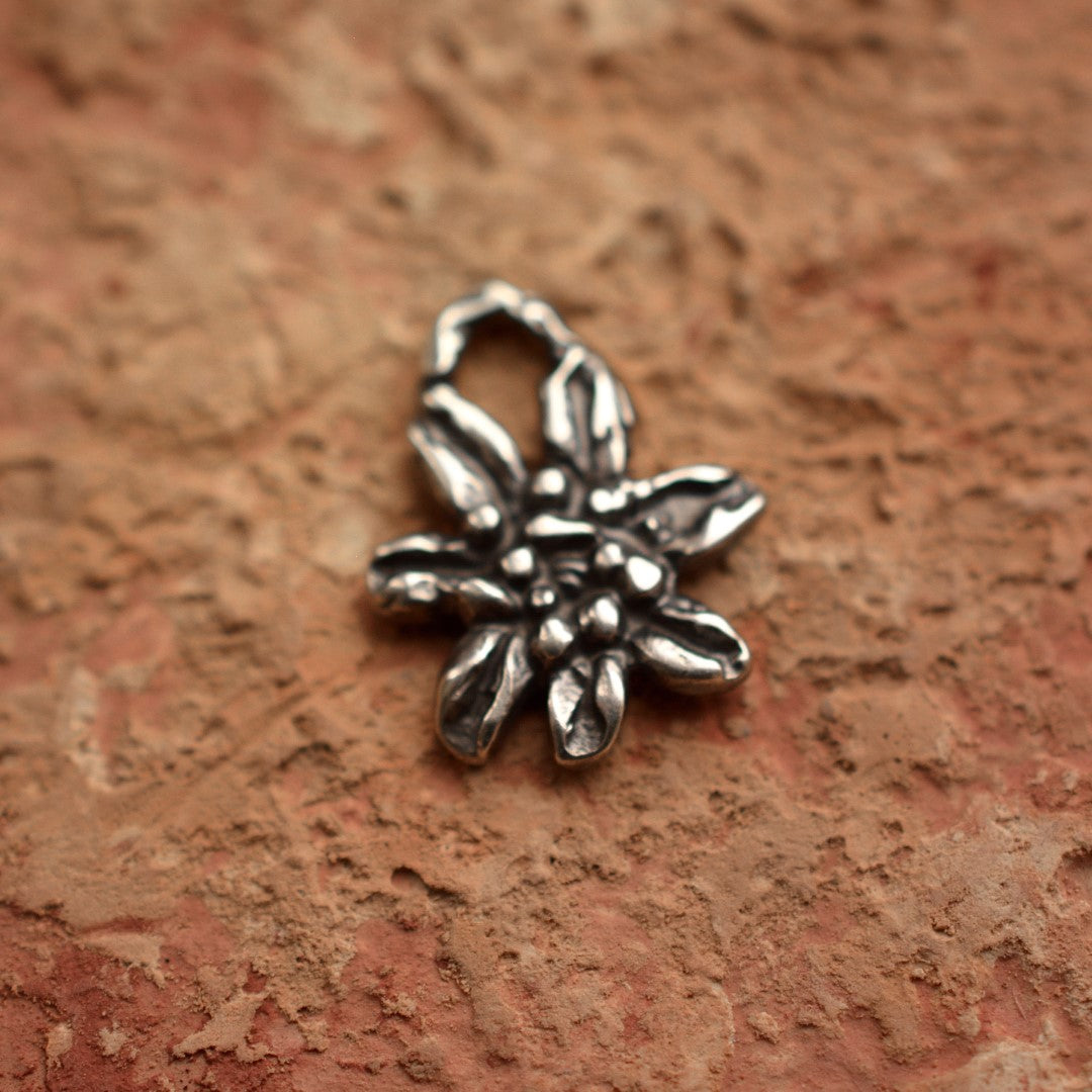 Сребърно бижу 925 – медальон цвете Еделвайс, талисман за чиста любов и вярност, скулптурни бижута, бохо стил, ръчна изработка, подходящ подарък за майка, дъщеря или приятелка Арт Дива