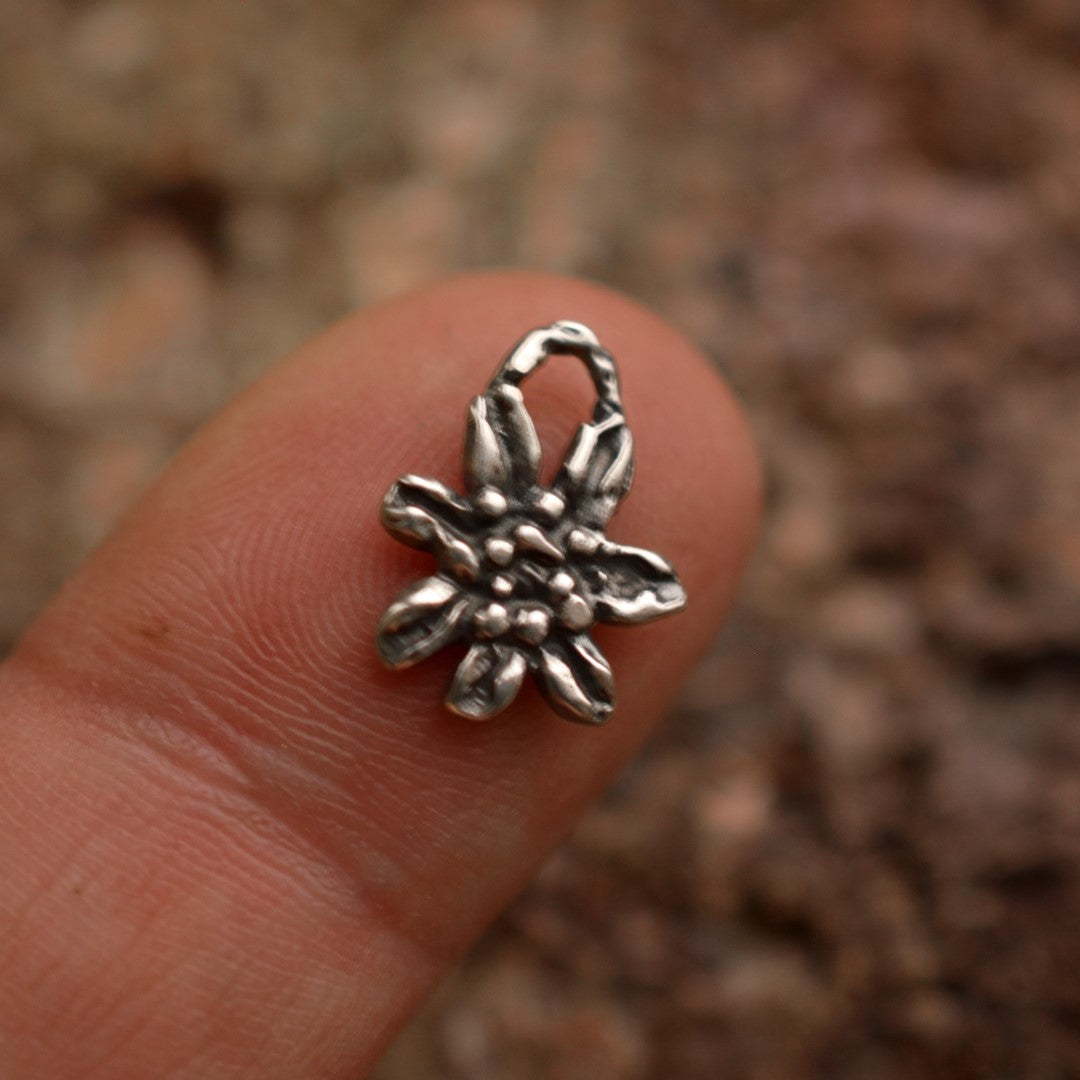 Сребърно бижу 925 – медальон цвете Еделвайс, талисман за чиста любов и вярност, скулптурни бижута, бохо стил, ръчна изработка, подходящ подарък за майка, дъщеря или приятелка Арт Дива