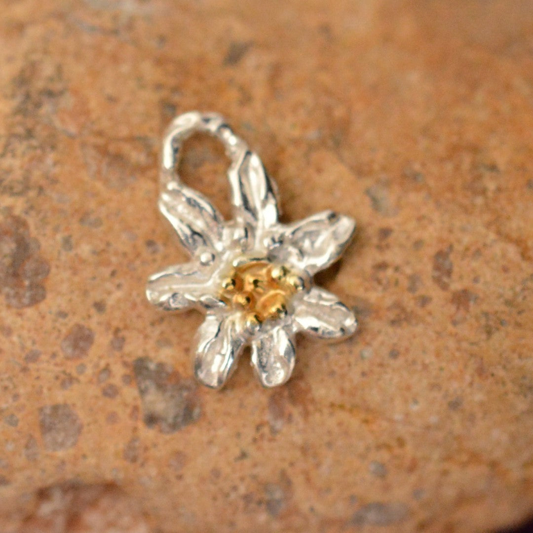 Сребърно Бижу 925 – Медальон Цвете Еделвайс, Талисман за Чиста Любов и Вярност, Бохо Стил, Ръчна Изработка | ArtDiva Скулптурни Бижута | Колекция „Блясък“ е със Златни Акценти
