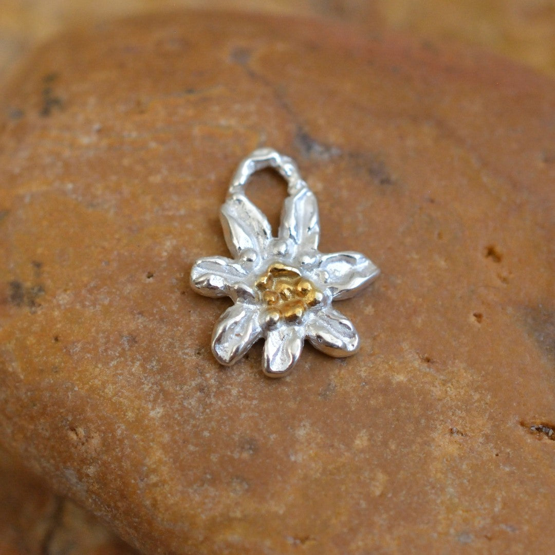 Сребърно Бижу 925 – Медальон Цвете Еделвайс, Талисман за Чиста Любов и Вярност, Бохо Стил, Ръчна Изработка | ArtDiva Скулптурни Бижута | Колекция „Блясък“ е със Златни Акценти