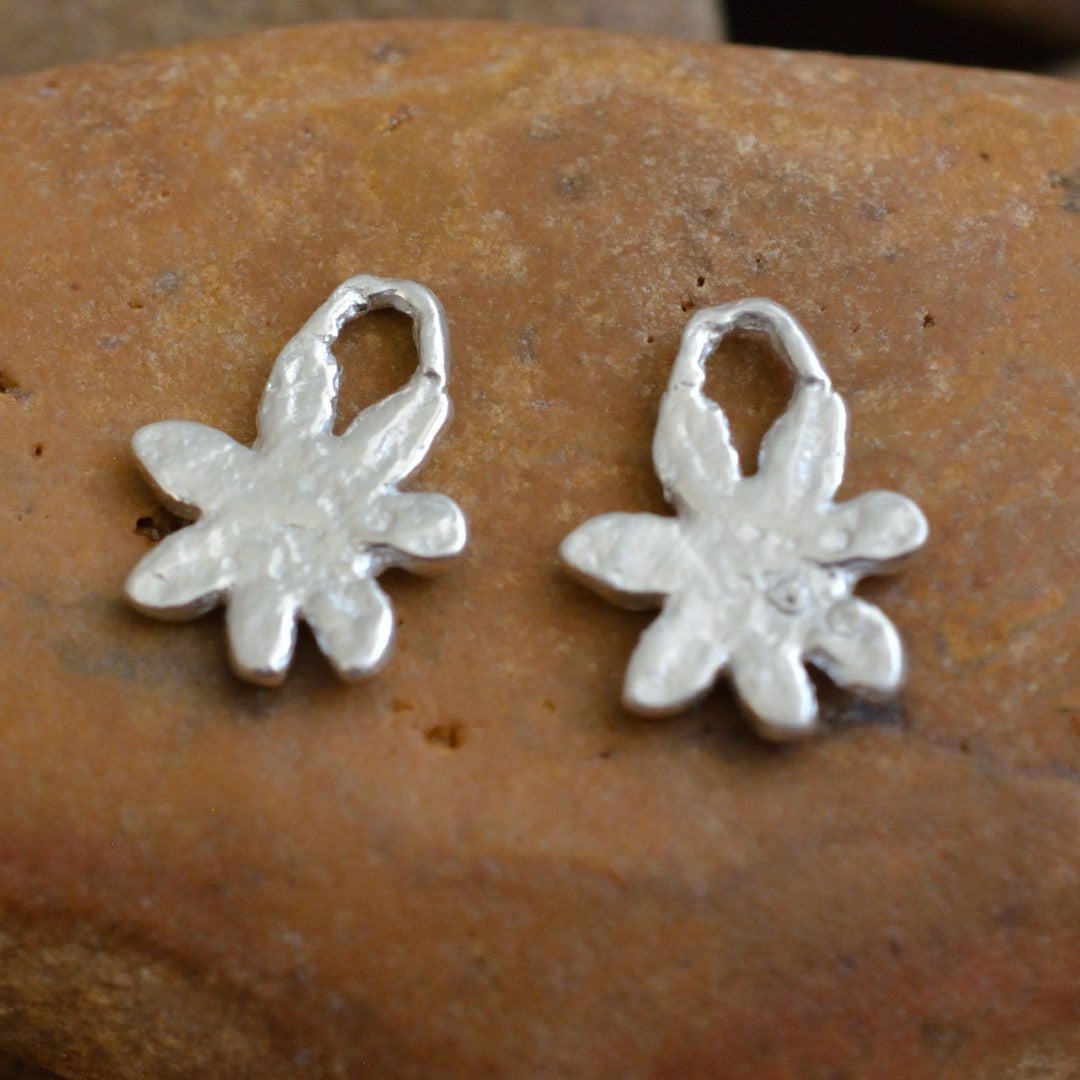 Сребърно Бижу 925 – Медальон Цвете Еделвайс, Талисман за Чиста Любов и Вярност, Бохо Стил, Ръчна Изработка | ArtDiva Скулптурни Бижута | Колекция „Блясък“ е със Златни Акценти