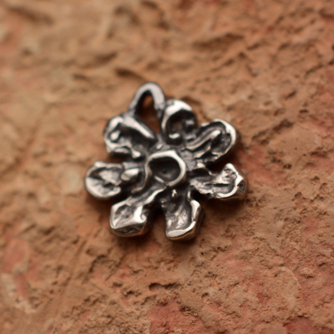 Сребърен медальон 925 цвете – талисман за хармония, скулптурни бижута, бохо стил, ръчна изработка, подходящ подарък за майка, дъщеря или приятелка Арт Дива